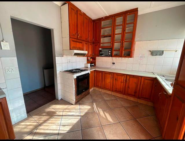 10 BEDROOM HOUSE FOR SALE IN KEMPTON PARK CENTRAL